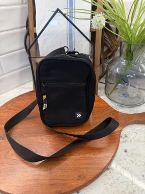 Threads Black Crossbody Wallet Bag